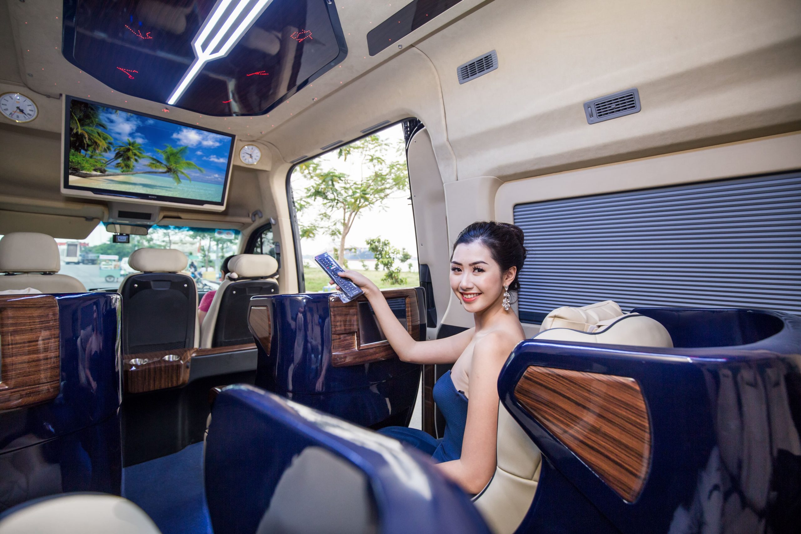 limousine 9 chỗ