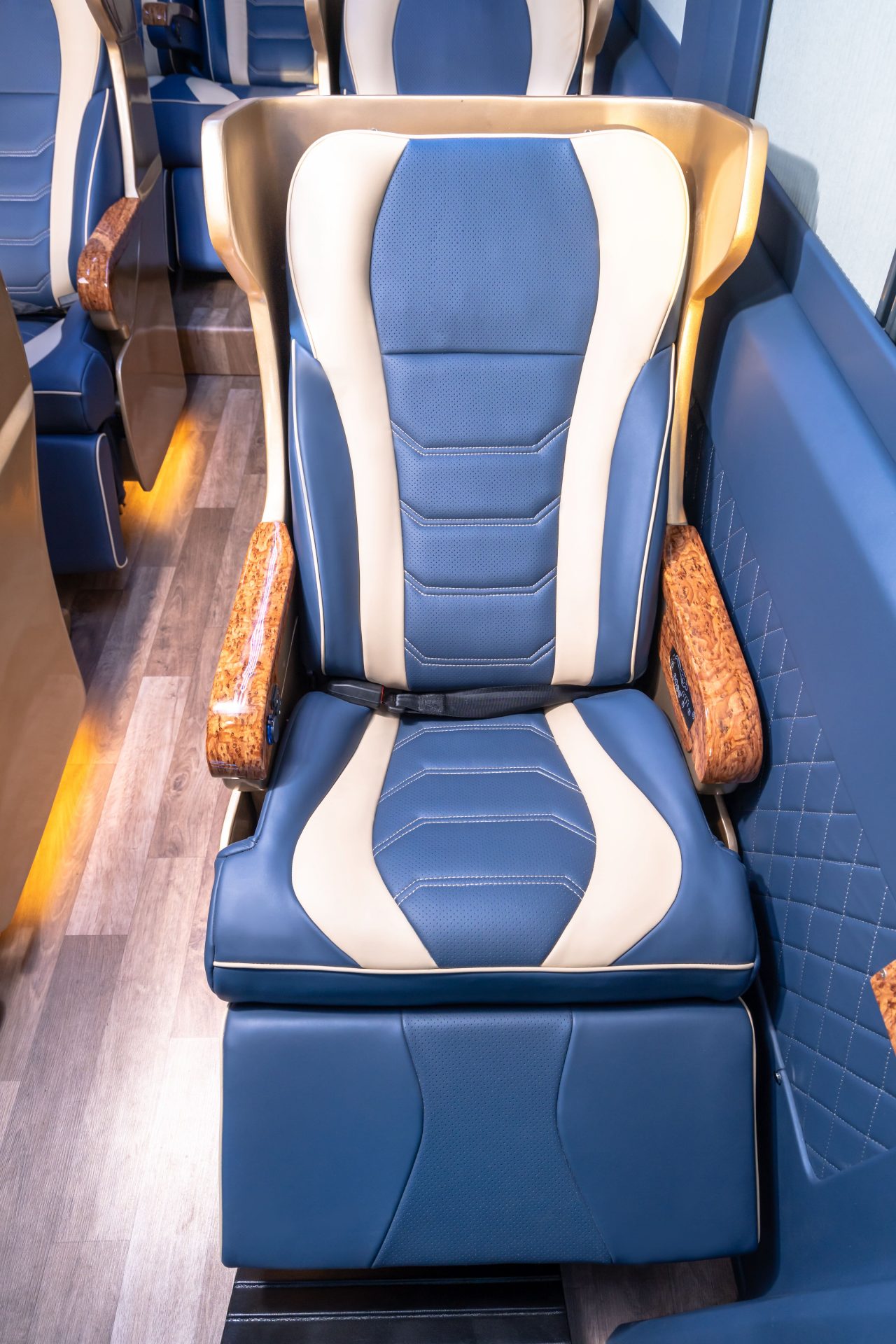 thuê xe limousine 9 chỗ tại tpchm