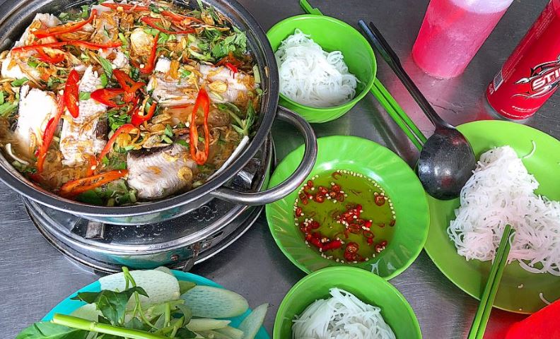 Miếng cá đuối tươi chấm cùng nước mắm mặn cực cuốn