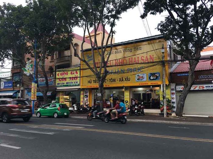 Cơm gà xối mỡ Nhật Phát