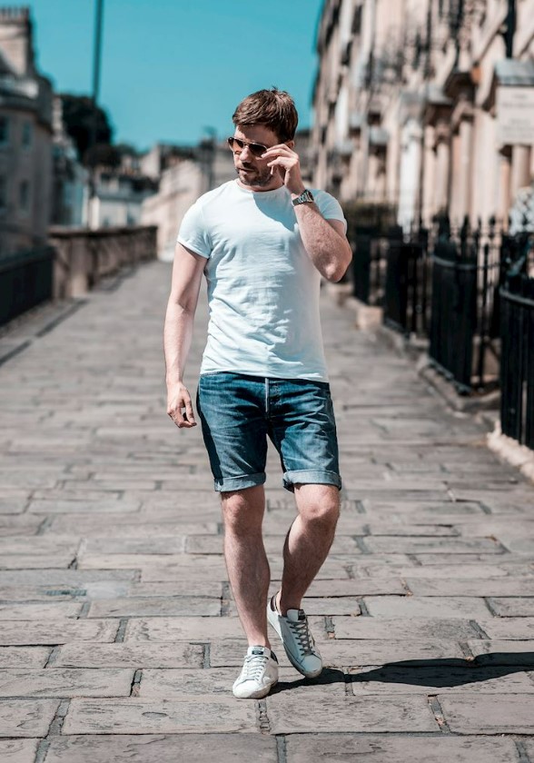 Áo phông trắng và quần short jean