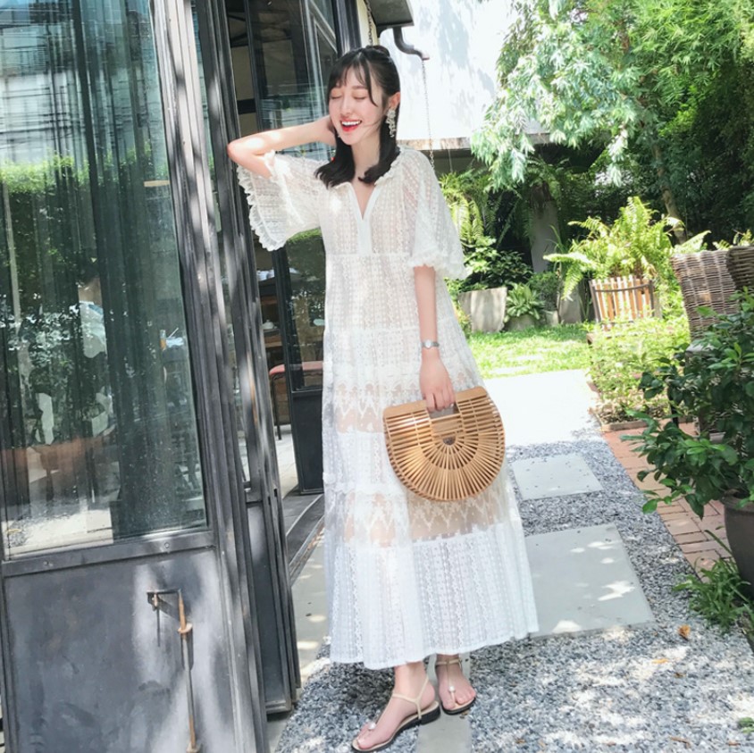 Đầm maxi trắng phối với túi cói