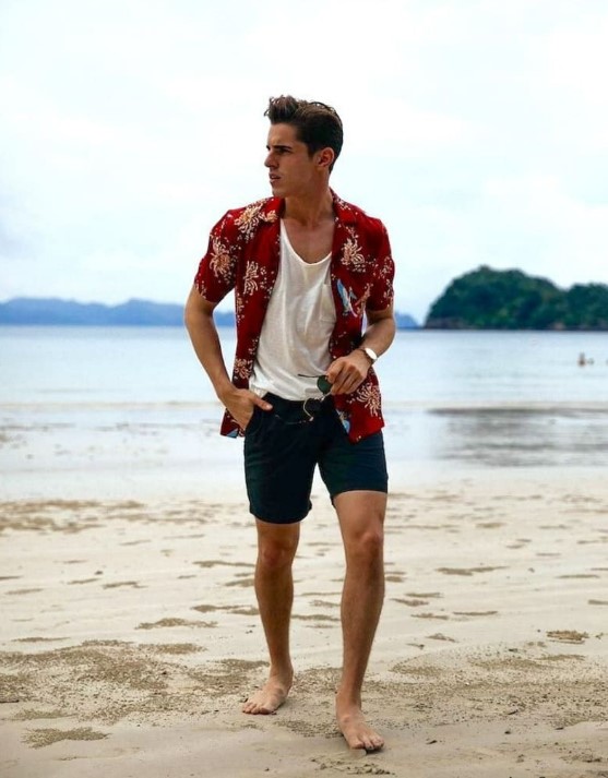Phối đồ đi biển nam với áo phông, áo sơ mi kẻ và quần đùi trơn