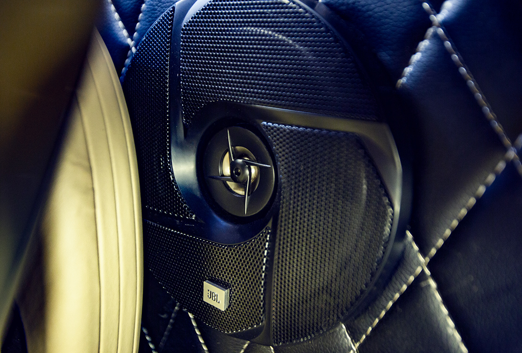 loa jbl trên xe limousine