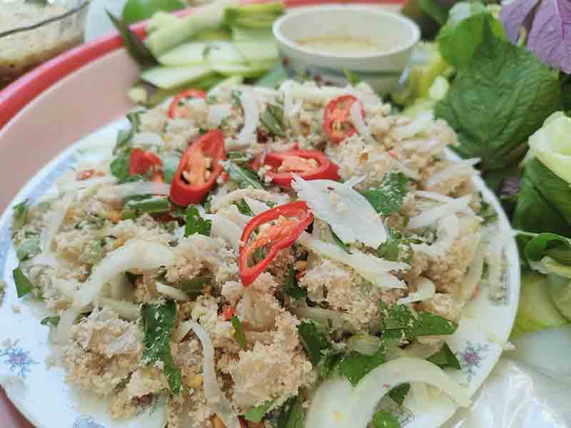 Món gỏi cá mai tươi giòn, thơm ngon và hấp dẫn vị giác.