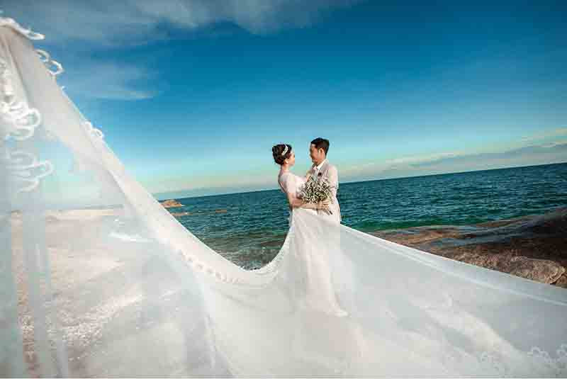 Nhiều cặp đôi đã lựa chọn biển Hồ Cốc làm nơi chụp ảnh cưới ngoại cảnh.