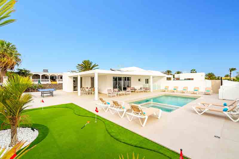 Không gian thoáng mát, hài hòa với tự nhiên của khu nghỉ dưỡng Villa Sapphire