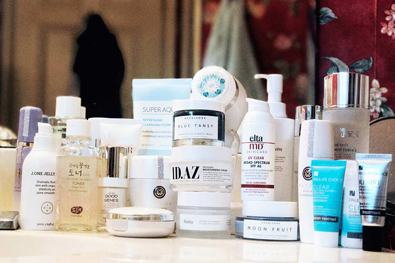 Sản phẩm skincare là thứ không thể thiếu trong túi đồ của các chị em khi đi du lịch.