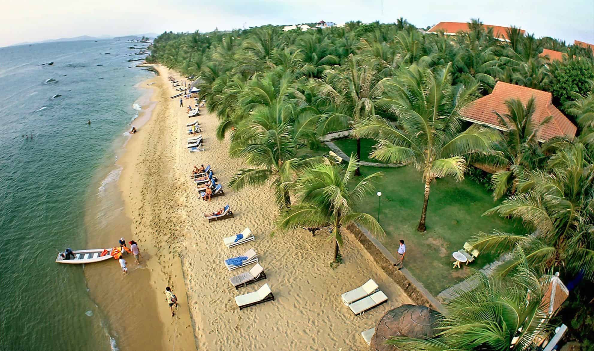 Bãi Sau Vũng Tàu chỉ cách trung tâm của thành phố này tầm 10km, tương đương khoảng 15 phút di chuyển.