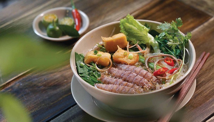 Món bún bề bề được chế biến từ nhiều thành phần như tôm tít, cà chua, đậu hủ,...