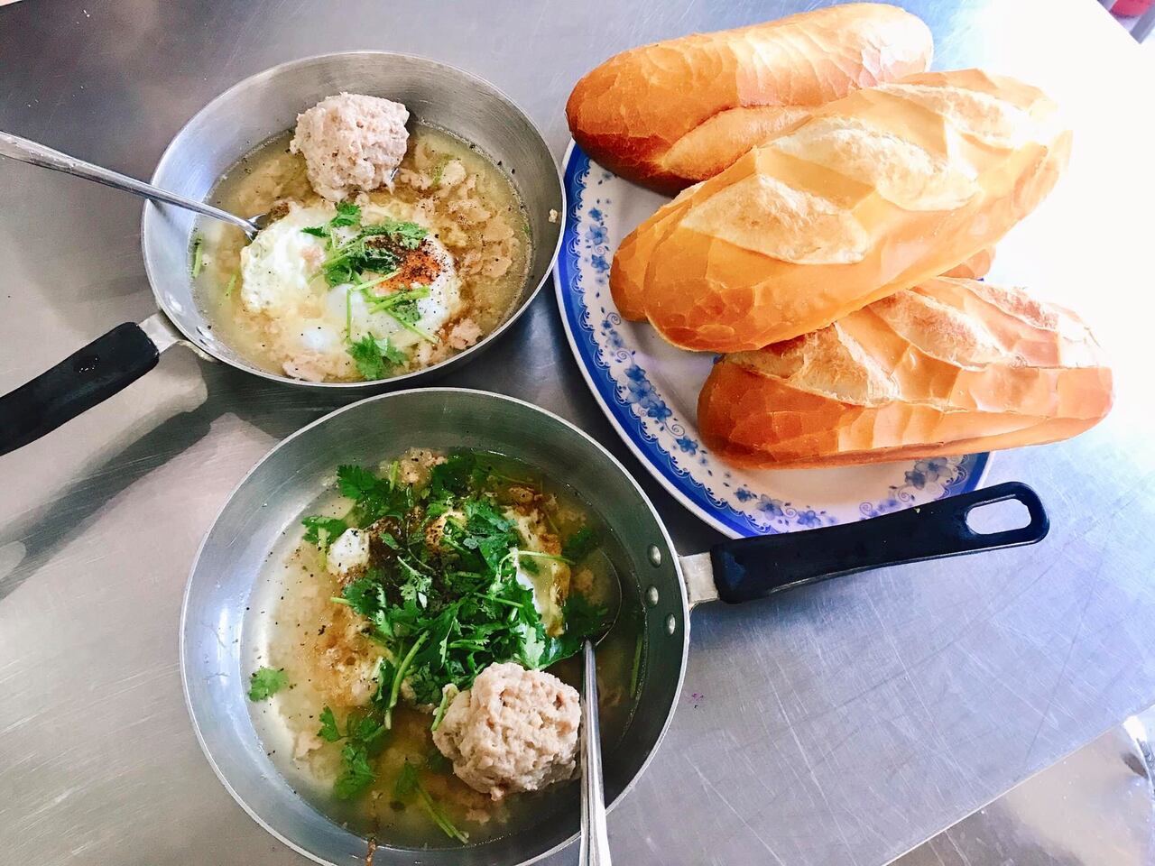 Bánh mì chảo xíu mại Hàng Quyên không chỉ thơm ngon mà giá cả còn rất hợp lý.