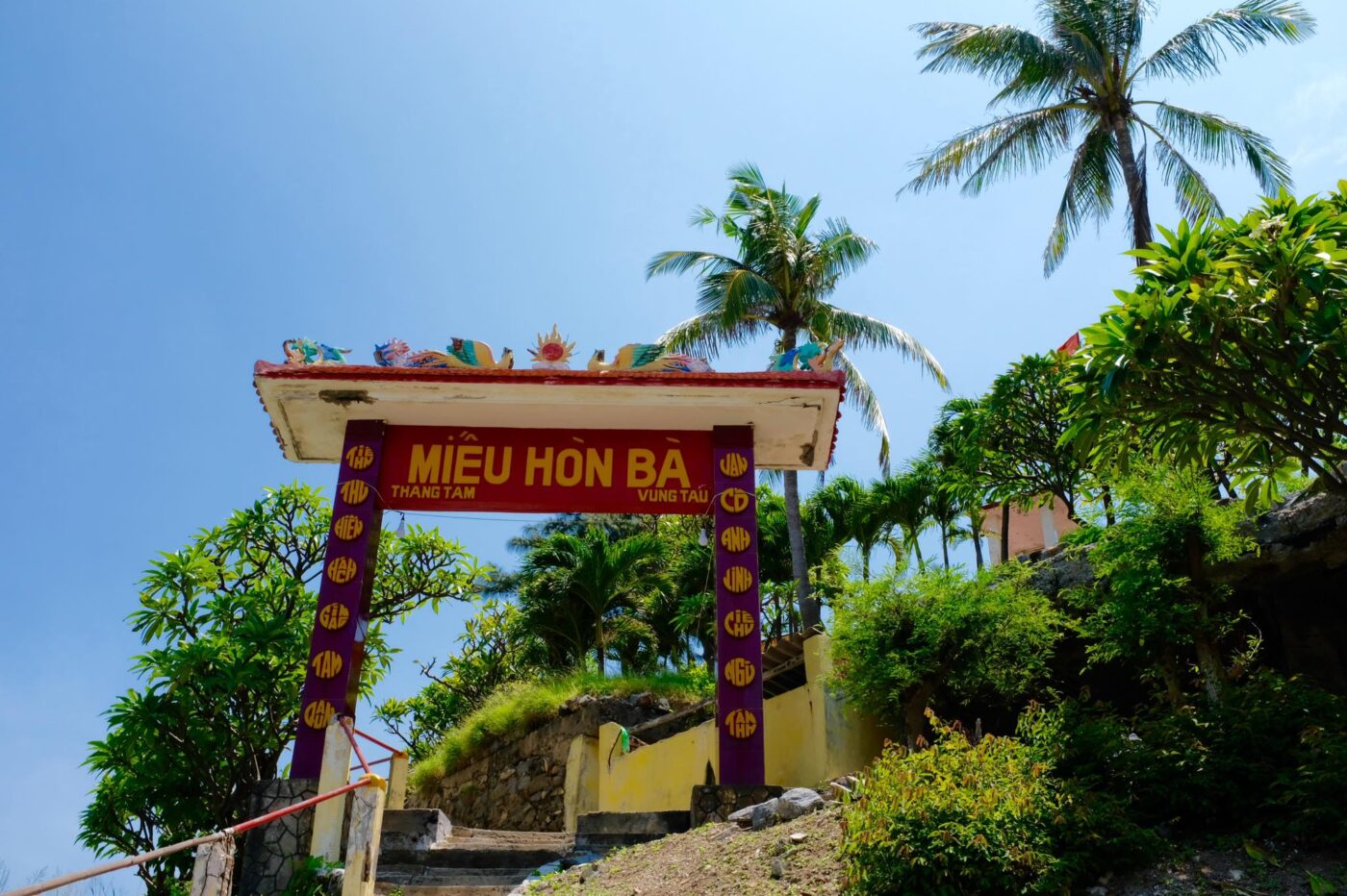 Cổng Miếu Hòn Bà mang đậm nét đặc trưng tín ngưỡng dân gian