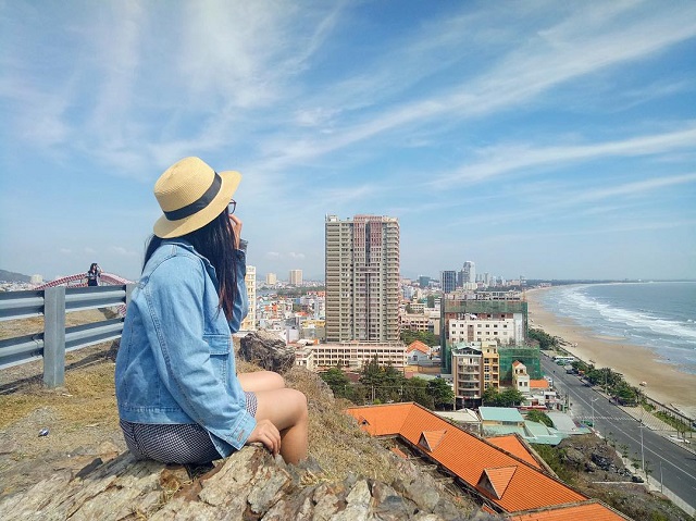 Bạn có thể ngồi trên mỏm đá hướng ra biển