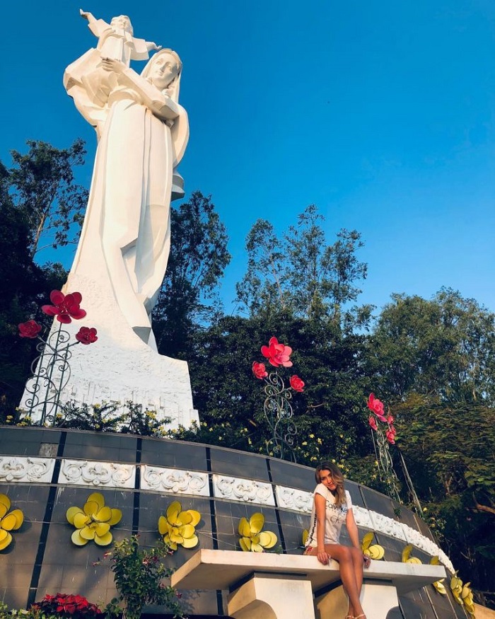 Tượng Đức Mẹ Bãi Dâu trở thành địa danh nổi tiếng được nhiều du khách tìm đến check-in.