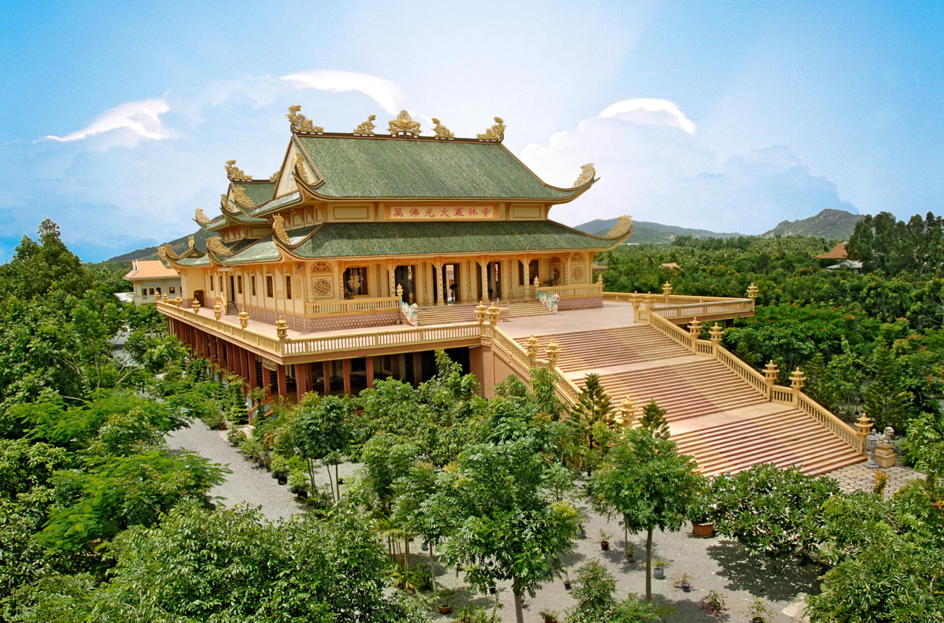 Niết Bàn Tịnh Xá là nơi có thờ tượng Phật nằm độc đáo với chiều dài đến 12m.