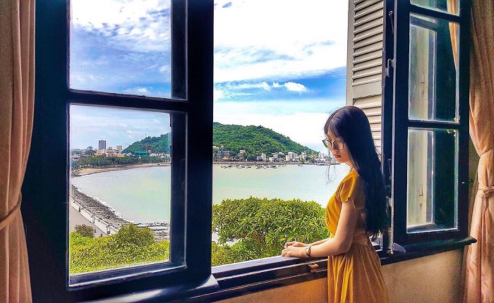 Ngắm nhìn view biển trong xanh, mát lành mang tới cho bạn cảm giác thư giãn tuyệt đối.