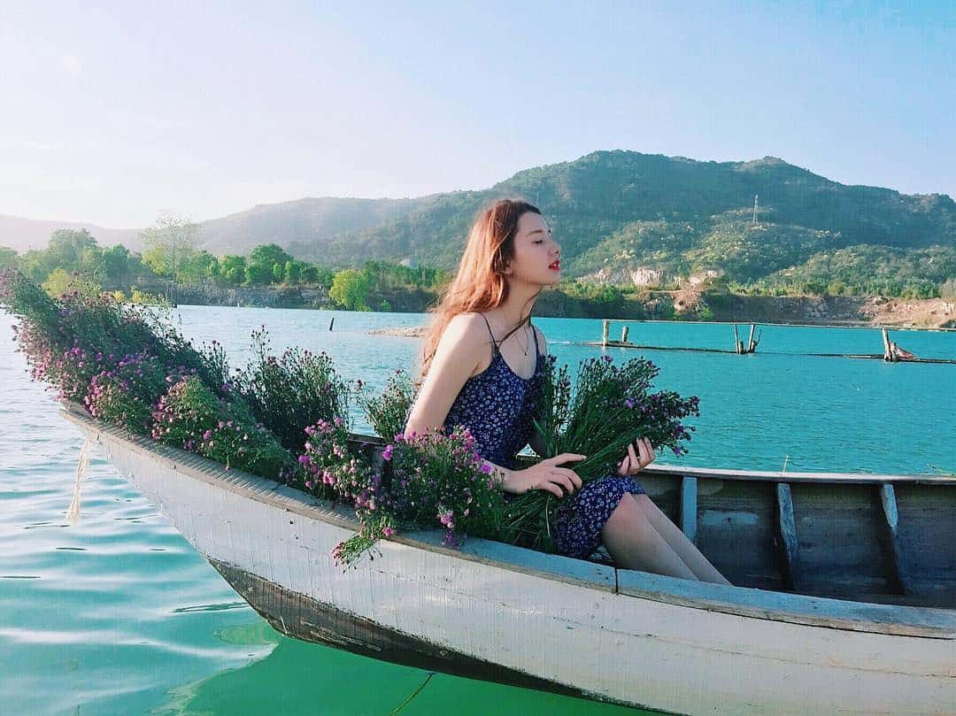 Check-in giữa Hồ Đá Xanh