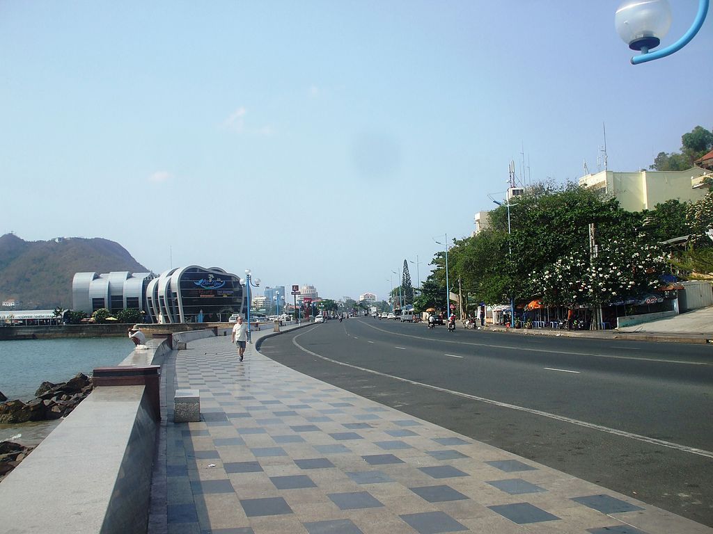 Các cung đường của Bãi Trước vô cùng đẹp, lãng mạn, rất phù hợp để đi tản bộ hít khí trời.
