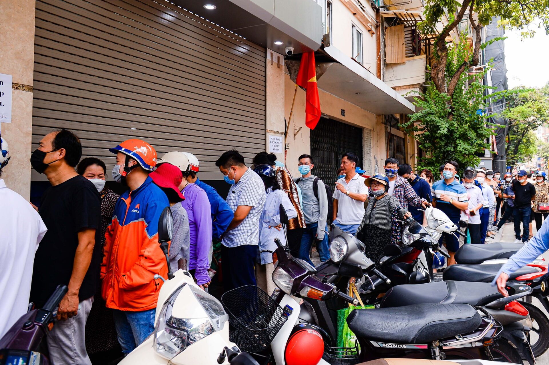Người xếp hàng mua bánh tiêu tại những quán nổi tiếng rất đông