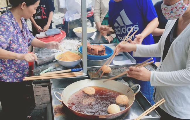 Quán bánh tiêu đậu xanh thu hút nhiều người đến mua