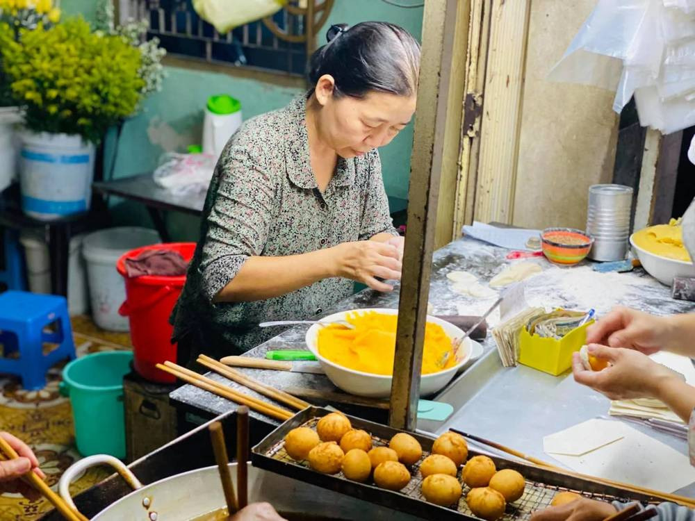 Mỗi mẻ bánh đều được nắn và chiên tại chỗ nên lúc nào cũng nóng hổi, thơm lừng.