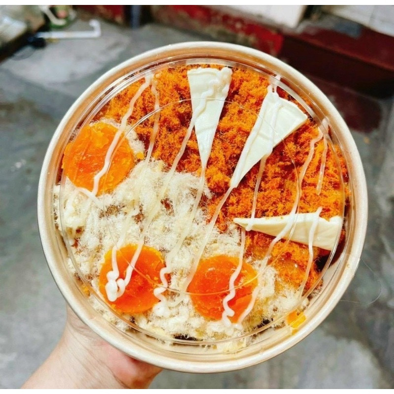 Bánh bông lan trứng muối chính gốc Vũng Tàu là món ăn vặt được yêu thích ở nhiều độ tuổi.