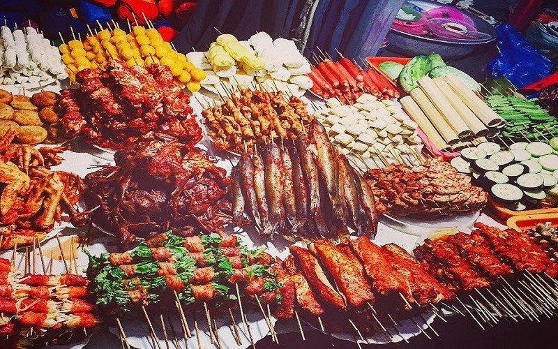 Các món ăn trên con đường này khiến thực khách mê đắm ngay lần đầu thưởng thức.