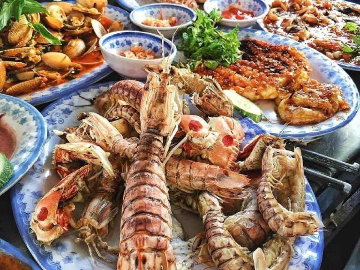 Ở phố Đồ Chiểu, du khách có thể thưởng thức nhiều đặc sản Vũng Tàu