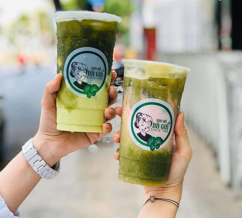 Rau má Bà Già là thương hiệu nước uống nổi tiếng hàng đầu tại Vũng Tàu về chất lượng, giá cả.