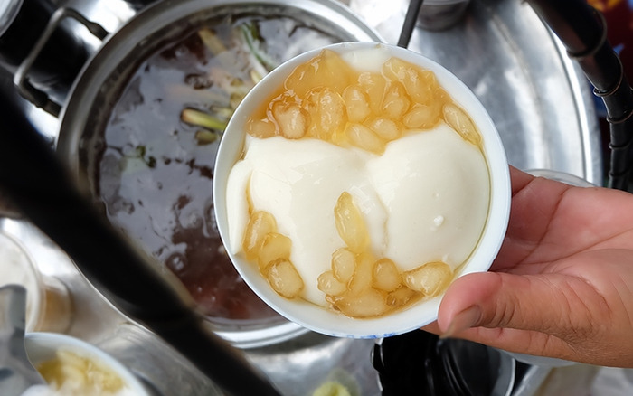 Chén tàu hủ nước đường nóng hổi là món ăn vặt tuổi thơ của bao thế hệ người Việt Nam.