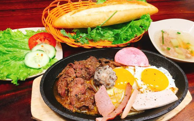 Bò né là món ăn vặt yêu thích của nhiều người Việt Nam.