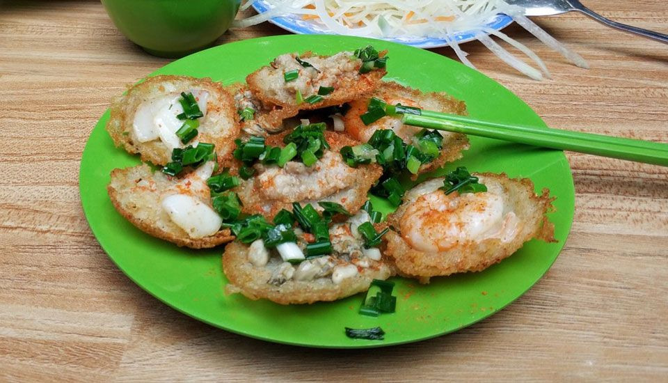 Bánh khọt là món ăn vặt mà ai đến Vũng Tàu cũng đều nên nếm thử một lần.