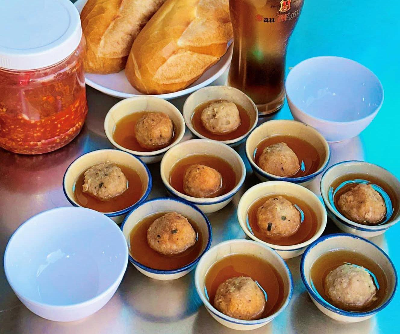 Hương vị thơm ngon của bánh mì xíu mại ở đây đã thu hút thành công rất nhiều thực khách