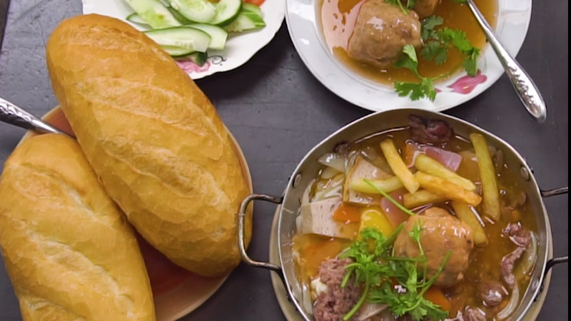 Khẩu phần đầy đủ và hương vị thơm ngon là điểm nổi bật của bánh mì xíu mại Tâm Phương Quán
