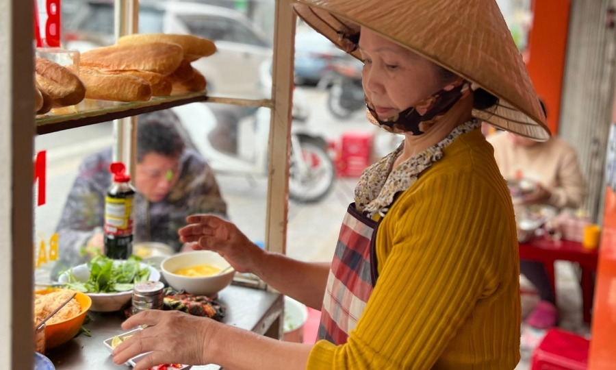 Xe bánh mì xíu mại đầy ắp nhưng bán rất nhanh hết vì hương vị thơm ngon, sạch sẽ và giá cả phải chăng