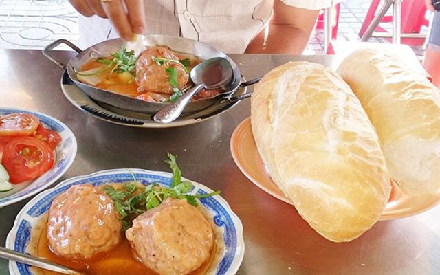 Bánh mì xíu mại ở đây có hương vị thơm ngon tự nhiên hơn, không quá đậm hay quá nhạt, phù hợp với những người thích ăn nhẹ nhàng
