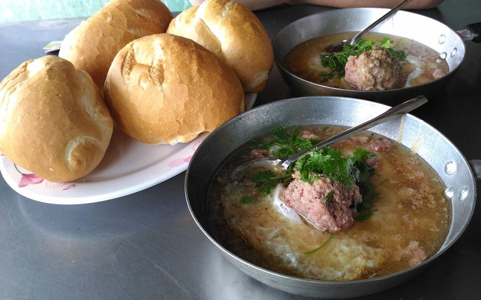 Bánh mì chảo là món quen thuộc với nhiều người đam mê bánh mì, thêm những miếng xíu mại mềm ngọt và nước dùng truyền thống mang đến cảm giác thơm ngon thật tự nhiên.