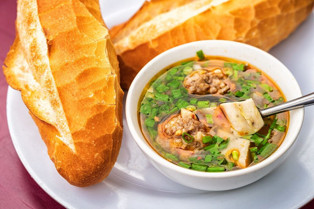 Chén nước chấm thơm ngon đậm vị sẽ là lựa chọn hoàn hảo cho bạn khi thưởng thức bánh mì xíu mại tại Vũng Tàu.