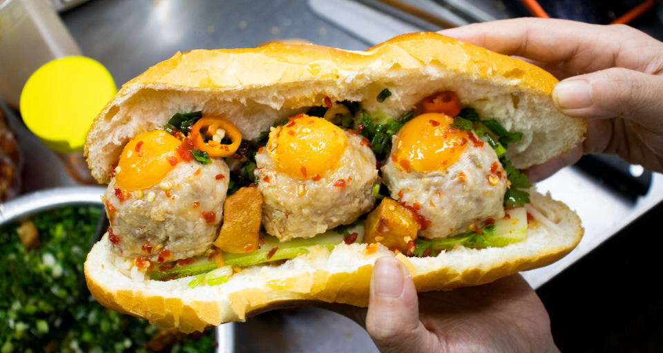 Bánh mì xíu mại ở đây thu hút thực khách bởi hương vị đậm đà rất riêng