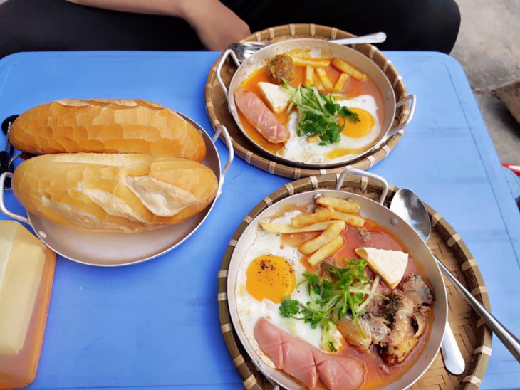Bánh mì xíu mại Mỡ Mỡ mang đậm hương vị bình dân, xíu mại thơm ngon, nhiều vị khác nhau