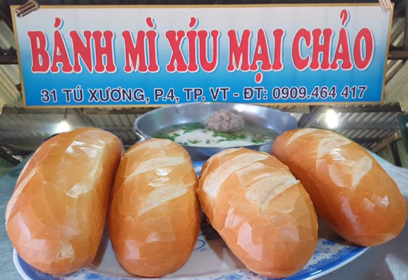 Cách phục vụ khách hàng cũng như sự đảm bảo về chất lượng, hương vị bánh mì là điểm nổi bật thu hút khách du lịch của Tú Xương