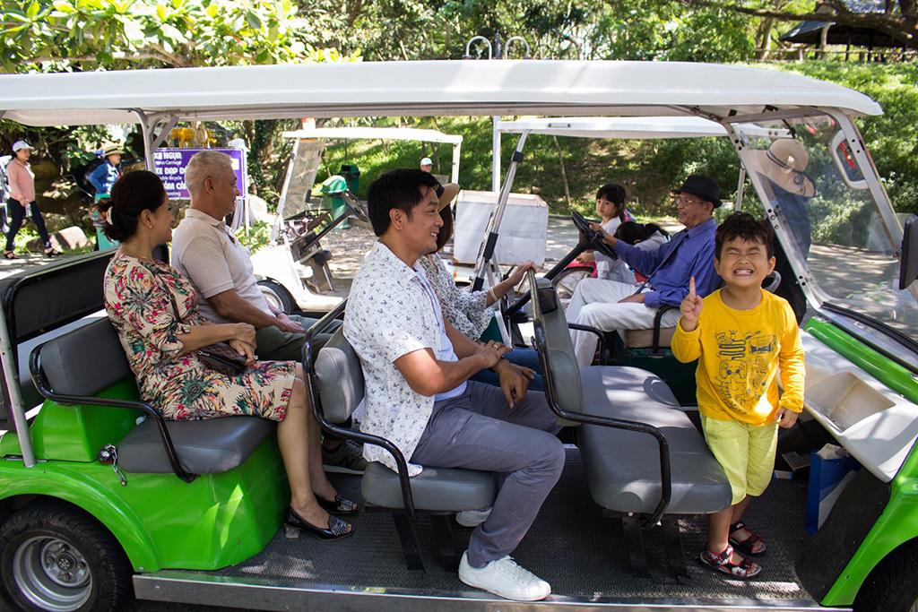Tham quan khu du lịch bằng xe điện phù hợp với nhóm nhiều người