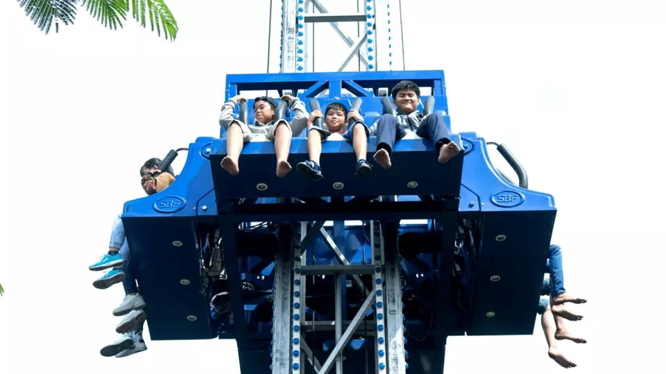 Drop Tower là trò chơi thử thách sự can đảm của bạn