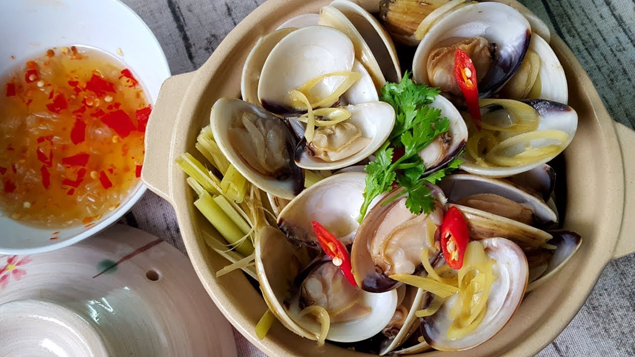 Nghêu hấp sả ăn kèm nước chấm đặc biệt tạo nên độ ngon khó cưỡng