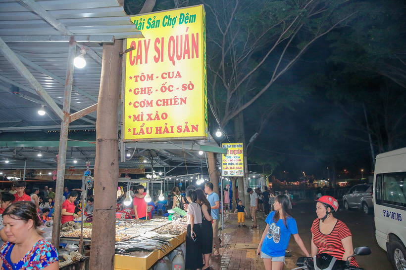 Bạn có thể tự mua hải sản và mang về nơi bạn lưu trú, hoặc yêu cầu chủ quán giao hàng tận nơi khách sạn mà bạn đang nghỉ.