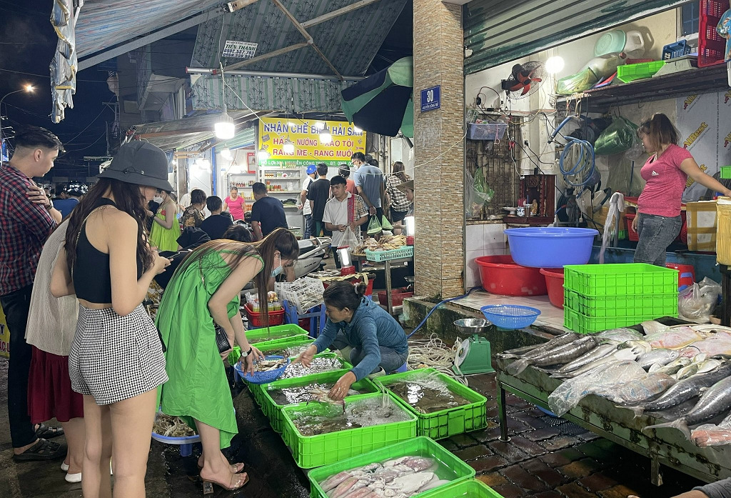 Điều quan trọng là bạn hãy dành thời gian để khám phá toàn bộ chợ và lựa chọn những nơi có hải sản tươi ngon nhất.