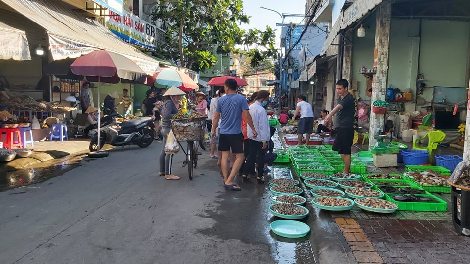 Từ 3h chiều đến rạng sáng, bạn có thể thoải mái đến chợ nhất là lúc vào đêm.