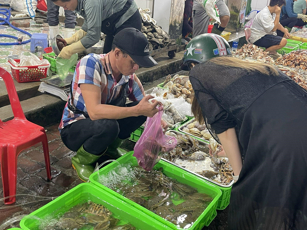 Bạn có thể thoải mái hỏi giá các loại hải sản trước khi quyết định mua