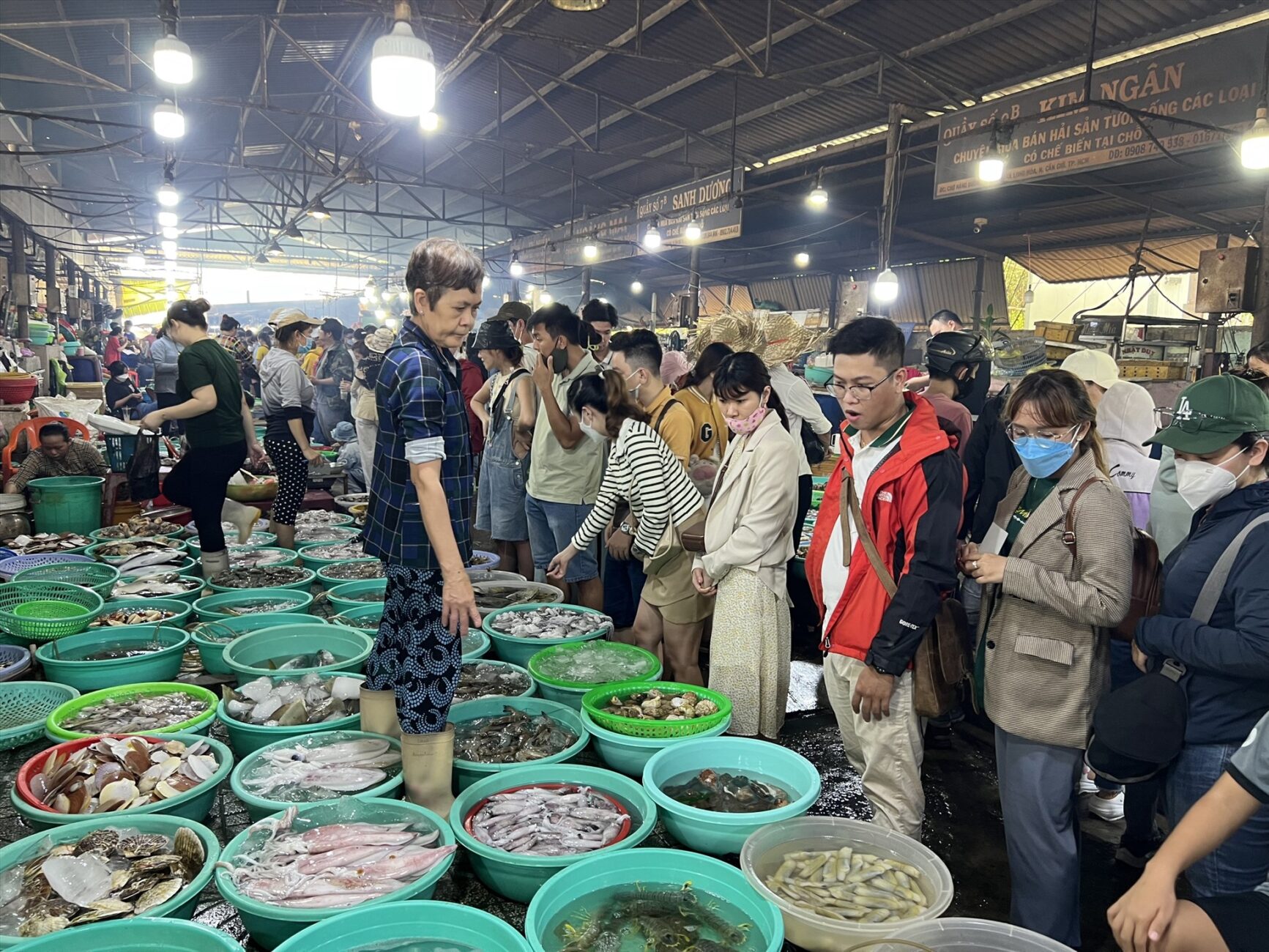 Khu chợ hải sản Cô Giang lúc nào cũng nhộn nhịp, tấp nập người mua kẻ bán.