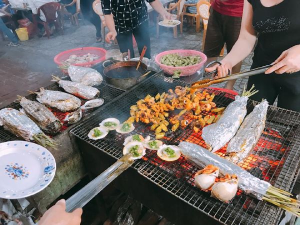 Chợ đêm Vũng Tàu là địa điểm ăn hải sản yêu thích của giới trẻ.